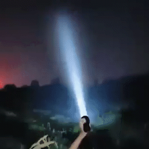 ALONEFIRE - Extremely bright 50000 lumen flashlight, 40x light zoom up to 3200 ft range